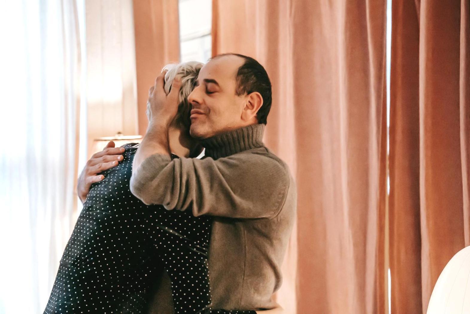 Parent et enfant partageant un moment privilégié